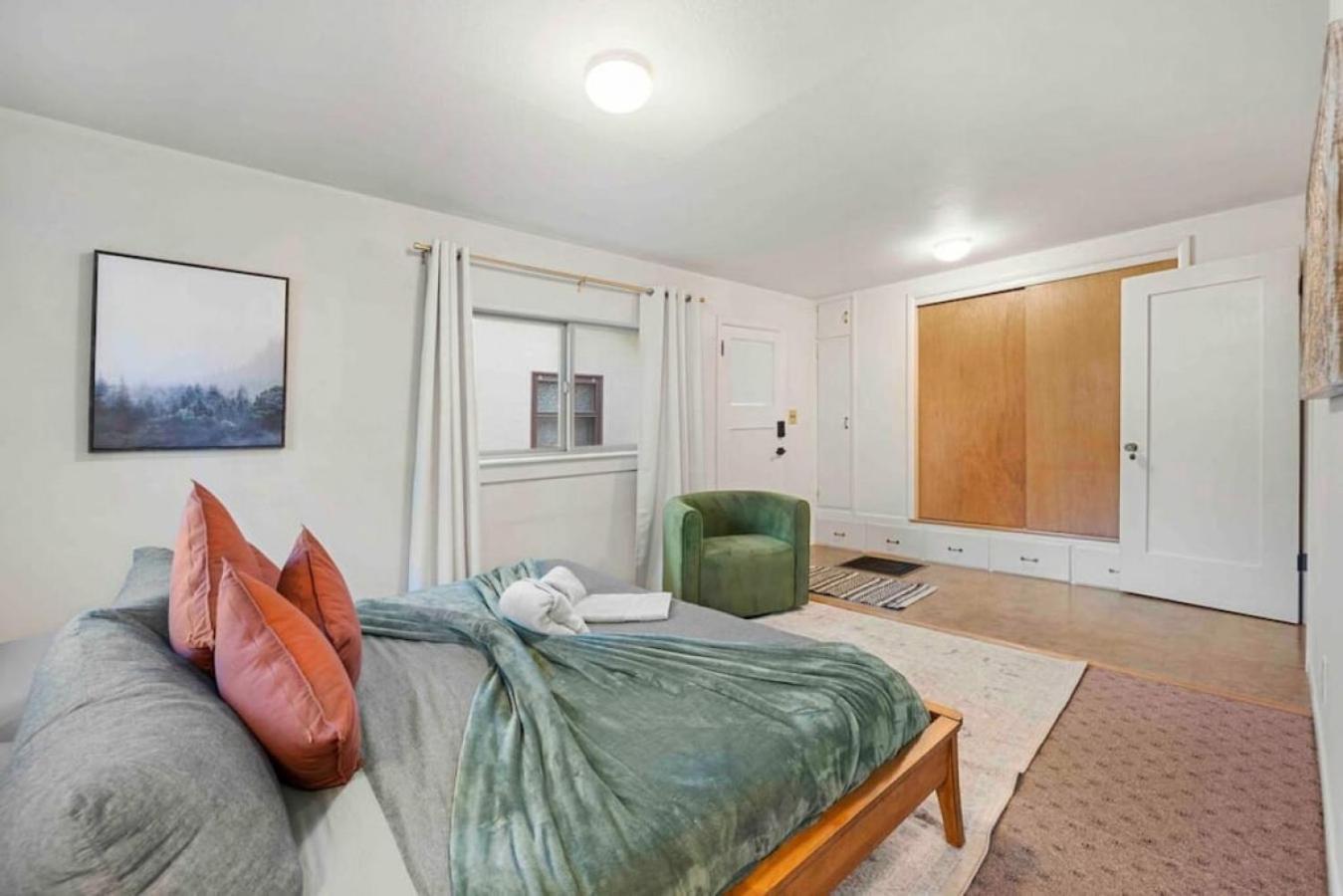 Stylish 1920s Downtown Unit With Hottub